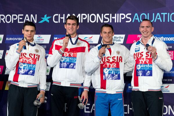 Российские пловцы после победы в эстафете на ЧЕ