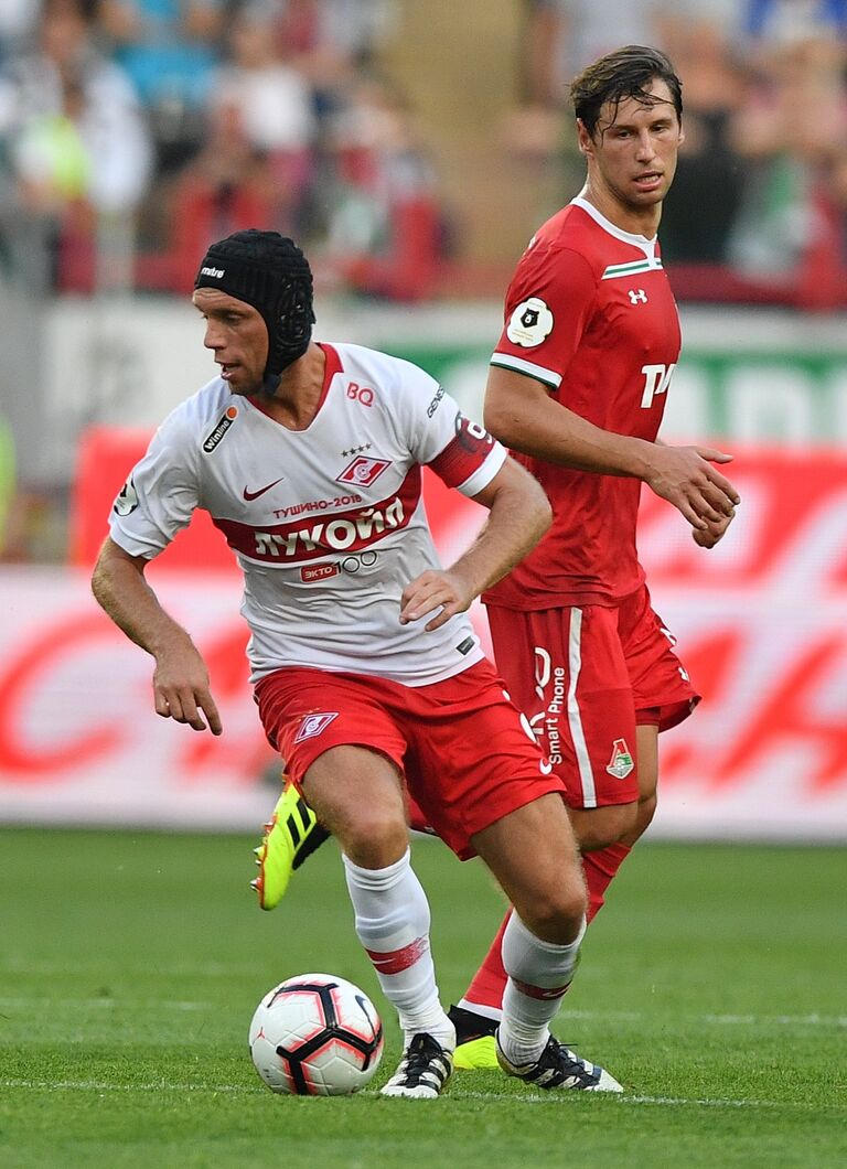 Хавбек Спартака Денис Глушаков (слева) и защитник Локомотива Гжегож Крыховяк Хавбек Спартака Денис Глушаков (слева) и защитник Локомотива Гжегож Крыховяк