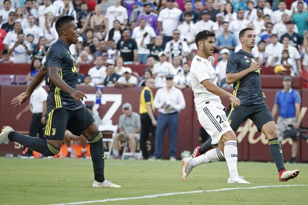 Полузащитник Реала Марко Асенсио забивает гол в ворота Ювентуса
