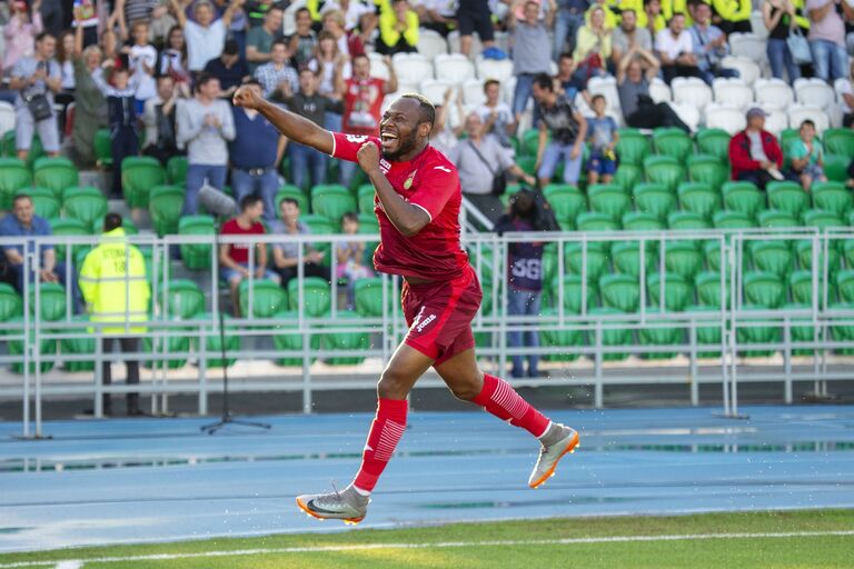 Форвард Уфы Сильвестр Игбун радуется забитому голу Форвард Уфы Сильвестр Игбун радуется забитому голу