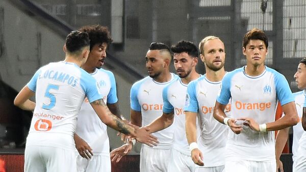 Футболисты Марселя радуются забитому мячу в ворота Тулузы