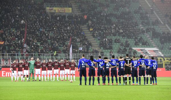 Футболисты Милана и Лацио во время минуты молчания