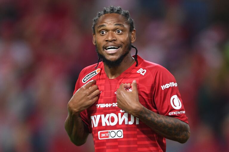 Нападающий Спартака Луис Адриано в матче против Динамо