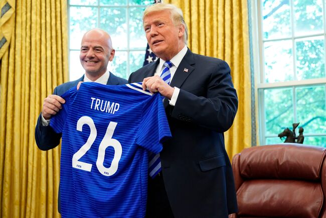 Глава ФИФА Джанни Инфантино (слева) и президент США Дональд Трамп