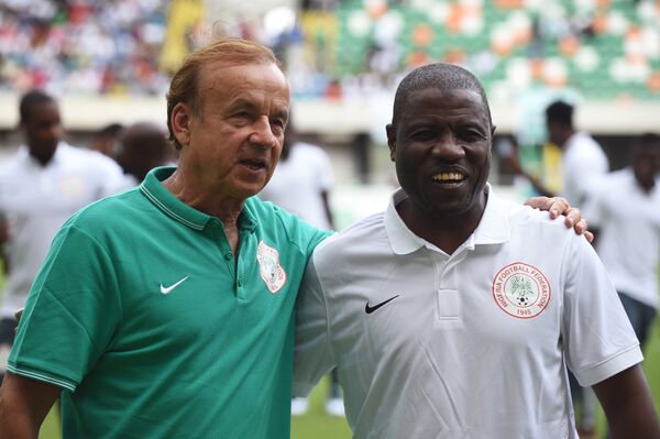 Тренер сборной Нигерии Салису Юсуф (справа)