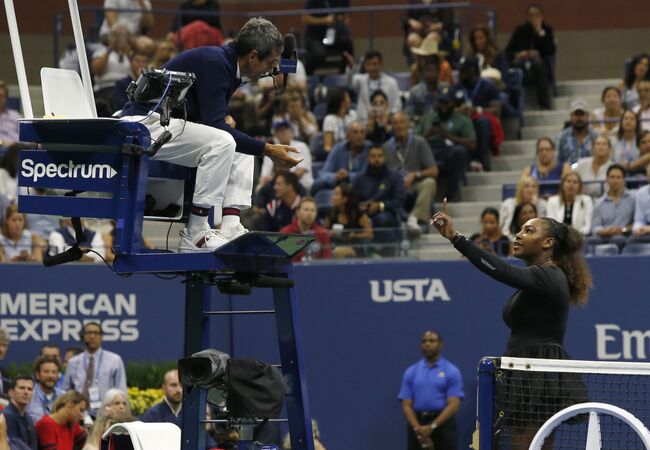 Арбитр финала US Open Карлос Рамос (слева) и Серена Уильямс (справа)