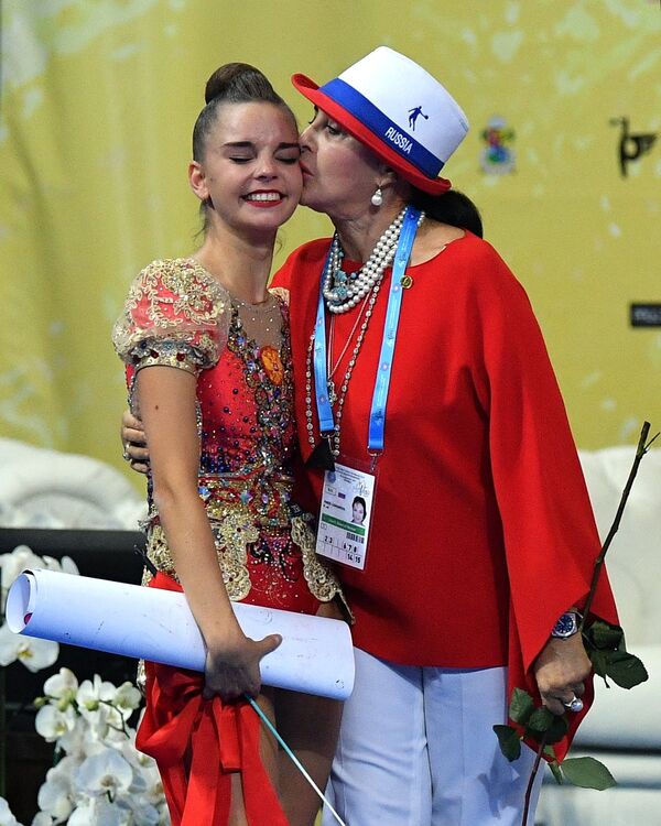 Дина Аверина (слева) и президент Всероссийской федерации художественной гимнастики Ирина Винер-Усманова