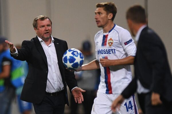 Главный тренер Виктории Павел Врба (слева) во время матча группового этапа Лиги чемпионов