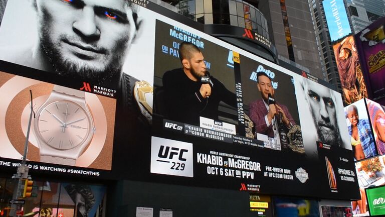 Словесный баттл Макгегора и Нурмагомедова транслировали на Times Square Словесный баттл Макгегора и Нурмагомедова транслировали на Times Square