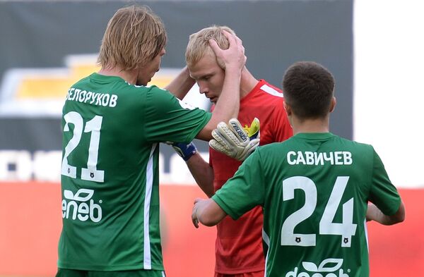 Футболисты Анжи Дмитрий Белоруков, вратарь Юрий Дюпин и Константин Савичев (слева направо) радуются победе