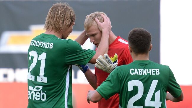 Футболисты Анжи Дмитрий Белоруков, вратарь Юрий Дюпин и Константин Савичев (слева направо) радуются победе