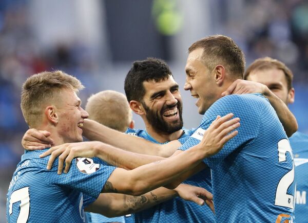 Футболисты Зенита празднуют гол в ворота Локомотива