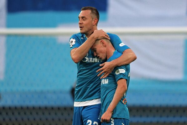 Футболисты Зенита Артём Дзюба (слева) и Олег Шатов радуются забитому голу