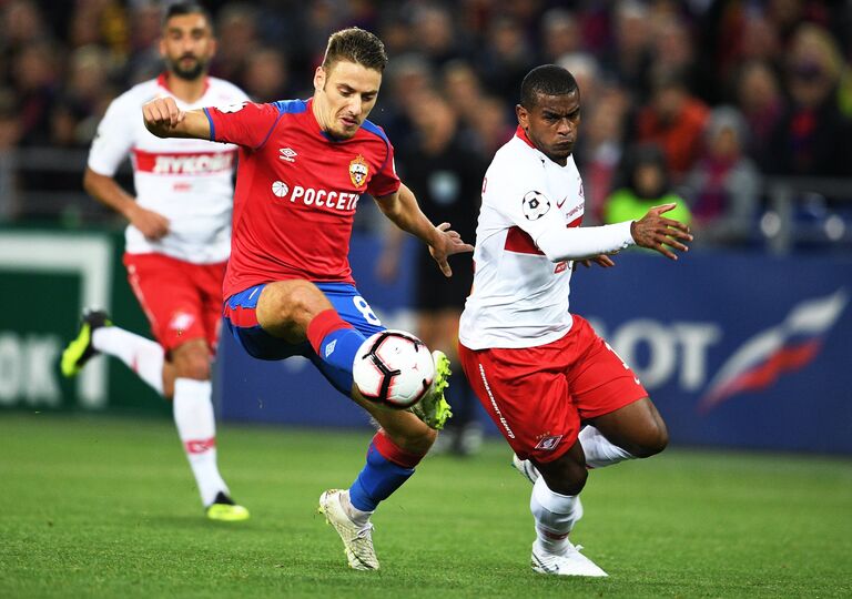 Хавбек Спартака Фернандо (справа) и полузащитник ЦСКА Никола Влашич Хавбек Спартака Фернандо (справа) и полузащитник ЦСКА Никола Влашич