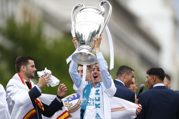 Лука Модрич с главным трофеем Лиги чемпионов-2017/2018