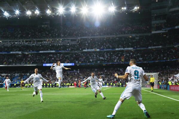 Лука Модрич вместе с футболистами Реала радуется победе в одном из матчей сезона-2017/18