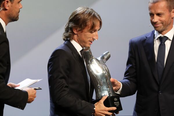 Лука Модрич с наградой лучшему игроку года по версии УЕФА