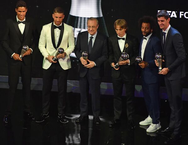 футболисты мадридского Реала Рафаэль Варан, Серхио Рамос, Лука Модрич, Марсело и Тибо Куртуа (слева направо)
