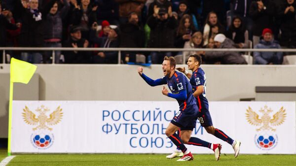 Футболисты Балтики Максим Григорьев и Руслан Магаль (справа) радуются забитому голу
