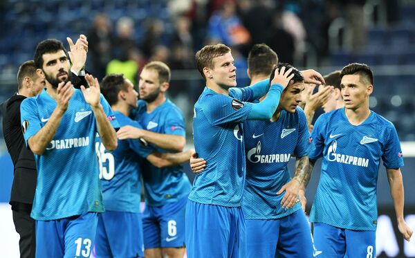 Футболисты Зенита празднуют победу над Славией в Лиге Европы