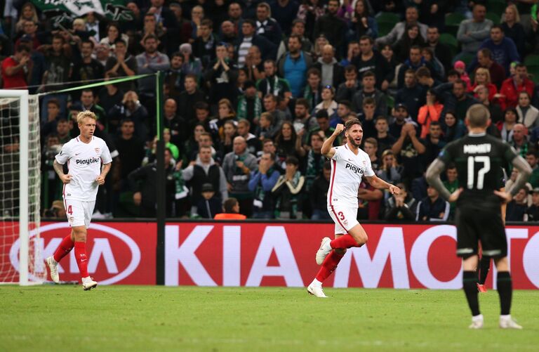 Футболисты Севильи Симон Кьер и Серджи Гомес (в центре) радуются забитому голу в ворота Краснодара Футболисты Севильи Симон Кьер и Серджи Гомес (в центре) радуются забитому голу в ворота Краснодара