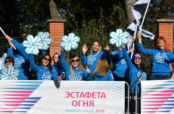 Волонтеры во время эстафеты огня XXIX Всемирной зимней универсиады в Крыму