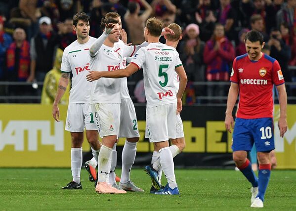 Футболисты  Локомотива радуются забитому мячу Бенедикта Хёведеса.