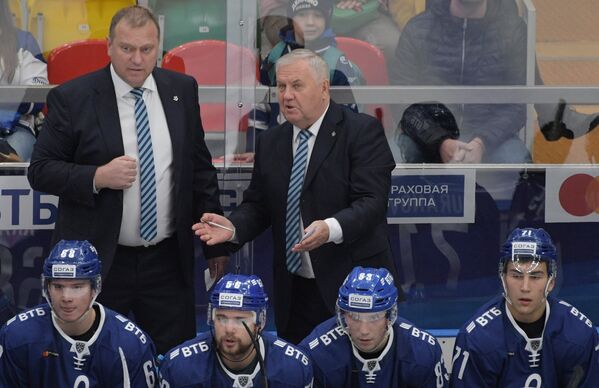 Тренер Динамо Владимир Воробьёв и главный тренер Динамо Владимир Крикунов (слева направо на втором плане)