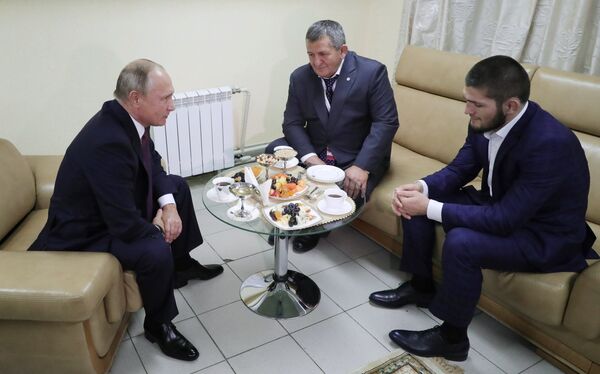 Президент России Владимир Путин и боец Хабиб Нурмагомедов Президент России Владимир Путин и боец Хабиб Нурмагомедов