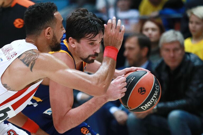 Игрок БК Химки Алексей Швед (справа) и игрок БК Олимпиакос Найджел Уильямс-Госс Игрок БК Химки Алексей Швед (справа) и игрок БК Олимпиакос Найджел Уильямс-Госс