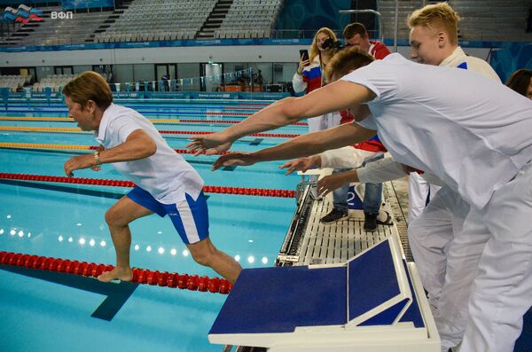 Российские пловцы по окончании юношеских Олимпийских игр искупали тренера в бассейне