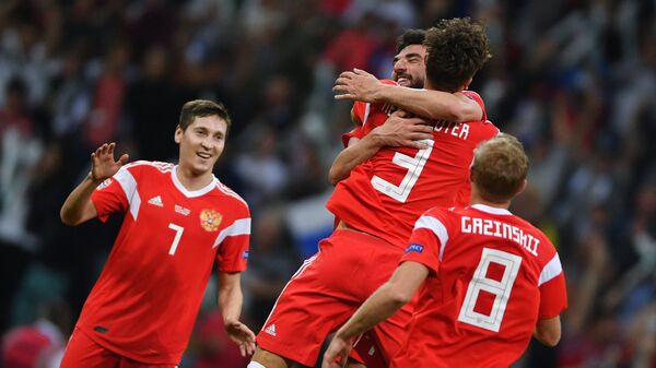 Игроки сборной России радуются забитому голу в ворота команды Турции