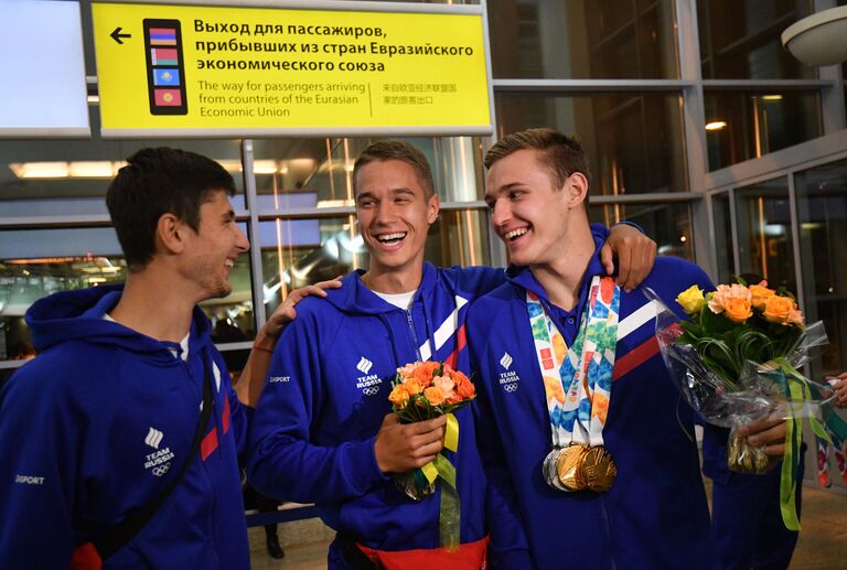 Пловец Даниил Марков (справа) на церемонии встречи российских спортсменов Пловец Даниил Марков (справа) на церемонии встречи российских спортсменов