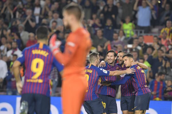 Футболисты Барселоны радуются забитому мячу