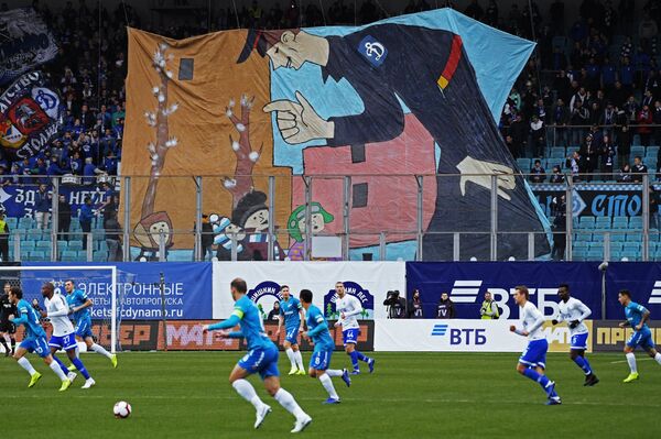 Большой баннер с изображением Дяди Степы во время матча Динамо - Зенит