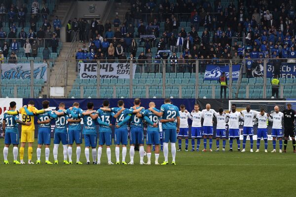 Игроки Зенита (слева) и Динамо во время минуты молчания в память о погибших при нападении на керченский колледж