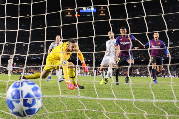 Полузащитник Барселоны Рафинья забивает мяч в ворота Интера