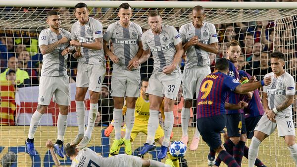 Форвард Барселоны Луис Суарес (№9) исполняет штрафной удар в матче Лиги чемпионов против Интера