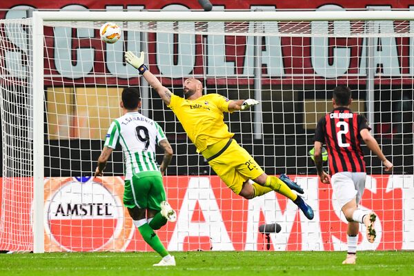 Футболисты Бетиса забивают мяч в ворота Милана