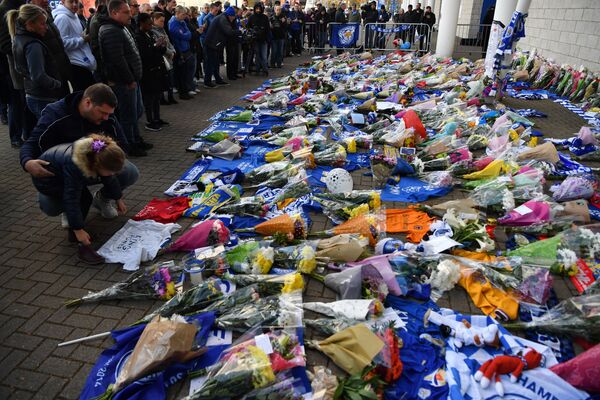 Болельщики несут цветы к стадиону Лестера