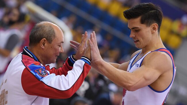 Старший тренер сборной России Валерий Алфосов (слева) и российский гимнаст Артур Далалоян