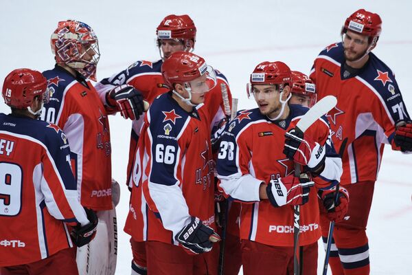 Хоккеисты ЦСКА Андрей Ермаков и Михаил Науменков (в центре слева направо) радуются победе