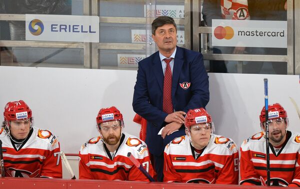 Главный тренер Автомобилиста Андрей Мартемьянов (в центре на втором плане)
