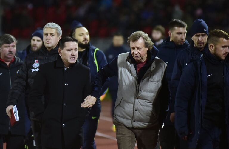 Главный тренер Енисея Дмитрий Аленичев (в центре слева) и главный тренер Локомотива Юрий Семин (в центре справа) Главный тренер Енисея Дмитрий Аленичев (в центре слева) и главный тренер Локомотива Юрий Семин (в центре справа)