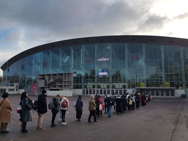 Очередь на входе на тренировку фигуристов на Гран-при в Хельсинки