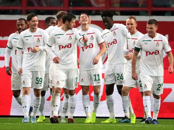 Футболисты Локомотива радуются забитому голу в матче с Арсеналом