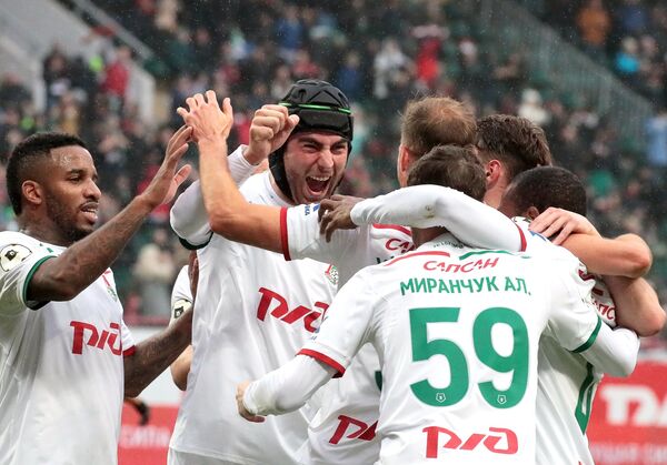 Футболисты Локомотива радуются забитому голу в матче с Арсеналом