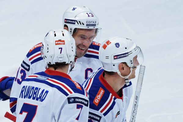 Хоккеисты СКА Давид Рундблад, Павел Дацюк и Динар Хафизуллин (слева направо) радуются заброшенной шайбе