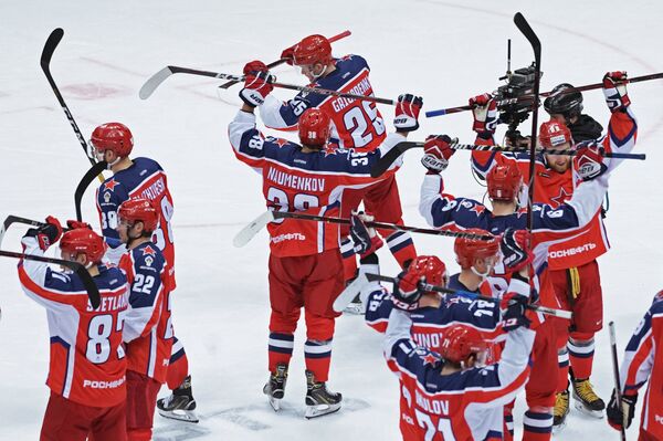 Хоккеисты ЦСКА радуются победе