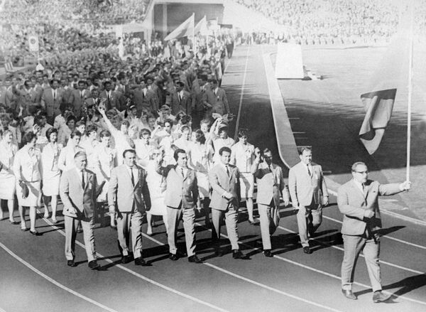 Советская Олимпийская команда на параде в день открытия XVIII Олимпийских игр в Токио в 1964 году.